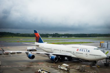 Delta hava hatları Boeing 747-451 Narita Uluslararası Havaalanı, Japonya çekili.
