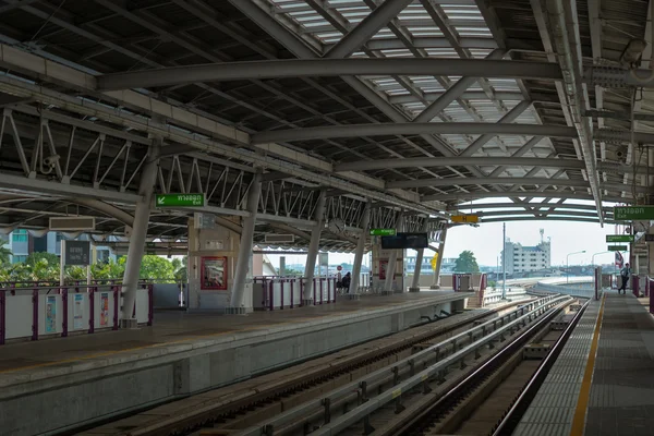 Metro BTS Skytrain station platform in Bangkok, Thailand — Stockfoto