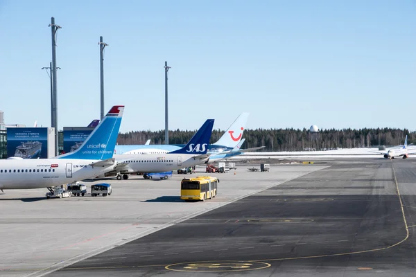 Aeroplani parcheggiati all'aeroporto di Oslo Gardermoen — Foto Stock