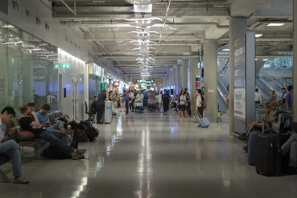 Várakozók induláskor terminál - Suvarnabhumi Airport, Bangkok, Thialand — Stock Fotó