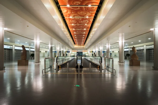 Interni e architettura dell'aeroporto moderno in Shanghai Aeroporto, Cina . — Foto Stock