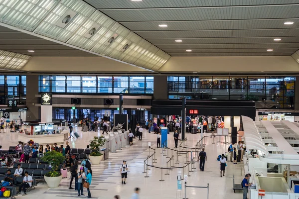 Narita Uluslararası Havaalanı, Tokyo, Japonya terminal 2 kalkış alanda iade yolcu.