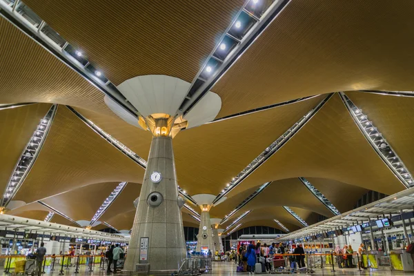 yolcu kontuarında Kuala Lumpur Uluslararası Havaalanı içinde iade