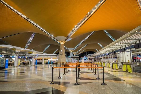 Интерьер международного аэропорта Куала-Лумпур, Малайзия — стоковое фото