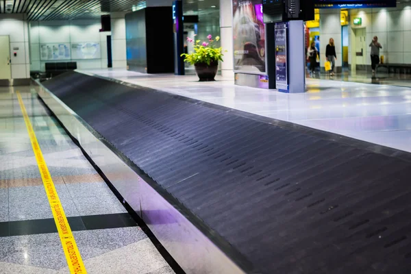 Espace de récupération des bagages à l'aéroport international — Photo