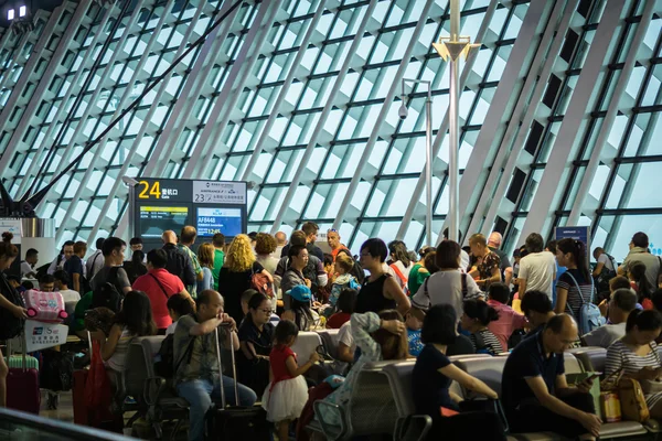 A várakozók zsúfolt kapuig késedelemmel, Shanghai Pudong airport, Kína. — Stock Fotó