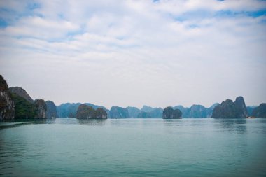 Halong Körfezi, Vietnam, kireçtaşı tepeli. UNESCO 'nun dünya mirası ve popüler bir turizm merkezi olan Ha Long Körfezi' nin dramatik manzarası.