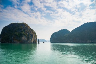 Halong Körfezi, Vietnam, kireçtaşı tepeli. UNESCO 'nun dünya mirası ve popüler bir turizm merkezi olan Ha Long Körfezi' nin dramatik manzarası.