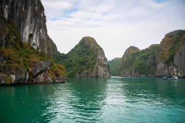 Halong Körfezi, Vietnam, kireçtaşı tepeli. UNESCO 'nun dünya mirası ve popüler bir turizm merkezi olan Ha Long Körfezi' nin dramatik manzarası.