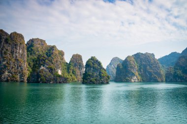 Halong Körfezi, Vietnam, kireçtaşı tepeli. UNESCO 'nun dünya mirası ve popüler bir turizm merkezi olan Ha Long Körfezi' nin dramatik manzarası.