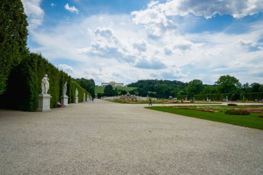 Viyana, Avusturya - Temmuz 2020: Schonbrunn Sarayı ve Graden yazın Viyana, Avusturya 'da. Schnbrunn Sarayı Habsburg hükümdarlarının ana yazlığıydı ve turistleriyle ünlüdür..