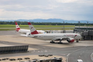 Viyana, Avusturya - Temmuz 2020: Avusturya Havayolları Viyana Schwechat Havaalanı. Avusturya Havayolları Avusturya 'nın bayrak taşıyıcısı.