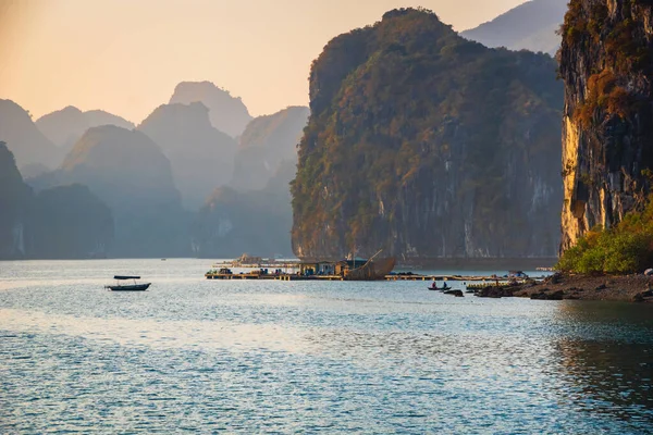 Halong Bay Vietnam Con Colline Calcaree Paesaggio Drammatico Della Baia — Foto Stock