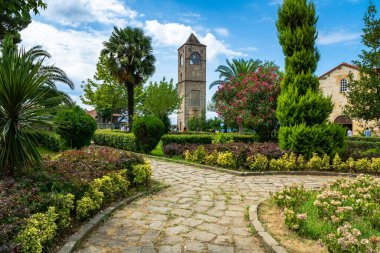 Trabzon 'daki Ayasofya, Trabzon, Türkiye' deki mimari ve bahçe manzarası. Ayasofia, 1584 yılında camiye çevrilen eski bir Rum Ortodoks kilisesi.