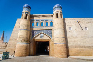 Khiva, Özbekistan, eski şehrin mimarisi. Tarihi eski Khiva kasabası, Özbekistan, Orta Asya 'da turistler arasında popüler bir UNESCO Dünya Mirası sahası..