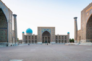 Semerkant, Özbekistan 'daki Registan Meydanı mimarisi. Registan güzel mimarisi ve renkli mozaik dekorasyonuyla ünlüdür..