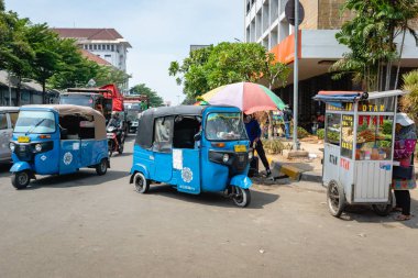 Jakarta, Endonezya - Kasım 2017: Tuk Tuk, motorlu çekçek, Jakarta şehir merkezinde. Rickshaw, Güneydoğu Asya 'da yaygın bir toplu taşıma biçimidir.