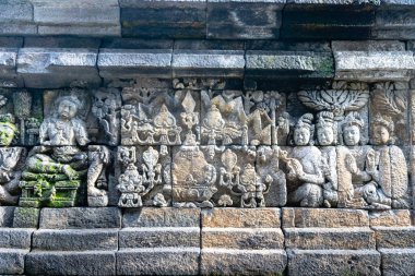 Java Endonezya 'daki Borobudur' te yardım derneğinde oyulmuş. Borobudur, merkezi Cava 'da bulunan bir Budist stupa ve tapınak kompleksi ve UNESCO Dünya Mirası Bölgesi' dir..