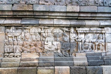 Java Endonezya 'daki Borobudur' te yardım derneğinde oyulmuş. Borobudur, merkezi Cava 'da bulunan bir Budist stupa ve tapınak kompleksi ve UNESCO Dünya Mirası Bölgesi' dir..
