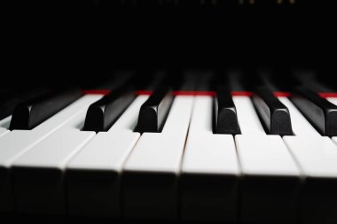Klasik kuyruklu piyanonun piyano tuşları - piyanist, konser, müzik üretimi ve kayıt konsepti için piyano klavyesine yakın çekim