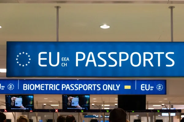 Kontrola Paszportowa Posiadaczy Paszportów Innych Posiadaczy Paszportów Ramach Europejskiej Kontroli — Zdjęcie stockowe