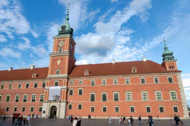 Varşova, Polonya - Temmuz 2019: Varşova 'daki Royal Castle Meydanı ve ziyaretçiler. Varşova Polonya 'nın başkenti ve en büyük şehridir..