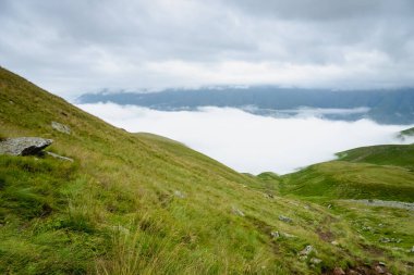 Kopya alanı olan dağlık arazi - doğa, açık hava, macera, yürüyüş, yürüyüş, dağcılık konsepti - Kazbegi Dağı, Georgia