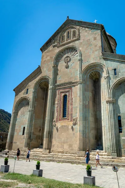 Mtskheta, Gürcistan 'daki Svetitskhoveli Katedrali ve ziyaretçiler. Doğu Ortodoks katedrali, Gürcistan 'daki en büyük ikinci kilise binası..