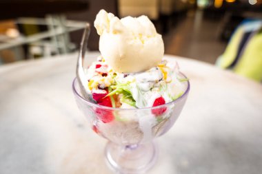 Ais Kacang, ya da Ice Kacang, Malezya, Singapur 'da yaygın olan buzlu dondurma. . 