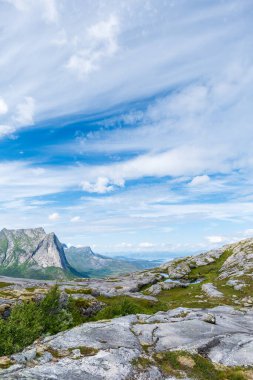 Kuzey Norveç dağ manzarası Verdensvaet yürüyüş alanında. Kuzey Kutup Dairesi, Norveç, Norveç ve İskandinavya 'da İskandinav manzarası