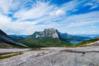Kuzey Norveç dağ manzarası Verdensvaet yürüyüş alanında. Kuzey Kutup Dairesi, Norveç, Norveç ve İskandinavya 'da İskandinav manzarası