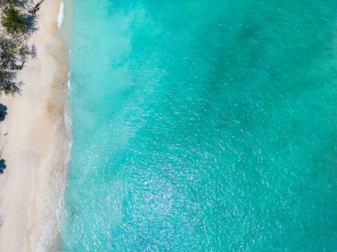 Turkuaz okyanus insansız hava aracı manzaralı tropik kumlu sahil, Lombok, Endonezya 'daki Gili adalarından biri.