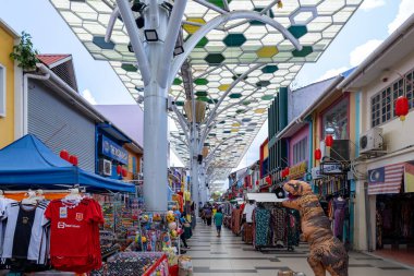 Kuching, Malezya - 05.10.2023: Küçük Hindistan pazarı caddesi, Kuching, Sarawak 'ta ünlü bir pazar caddesi manzarası.