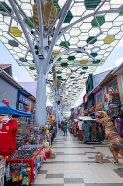 Kuching, Malezya - 05.10.2023: Küçük Hindistan pazarı caddesi, Kuching, Sarawak 'ta ünlü bir pazar caddesi manzarası.
