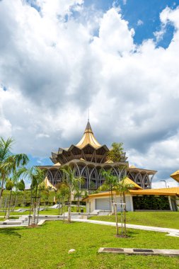 Kuching, Malezya - 05.10.2023: Sarawak Devlet Yasama Meclisi binası, Kuching limanındaki ünlü bir simge.