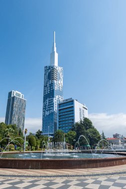 Batumi, Gürcistan - 09.20.2022: Batum Kulesi, veya Batumi Teknoloji Üniversitesi Kulesi, Gürcistan 'ın batısında bir gökdelen. Batumi 'de modern mimari