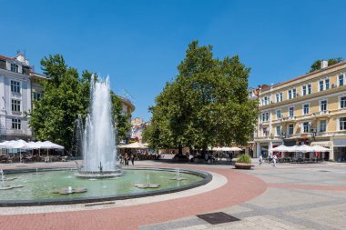 Filibe, Bulgaristan - 08.20.2022: Filibe şehir merkezi manzaralı çeşme. Filibe Bulgaristan 'da bir kültür merkezi