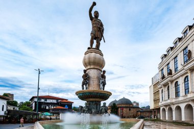 Üsküp, Makedonya - Haziran 2022: Makedonya 'nın eski Üsküp kentindeki Büyük İskender' in babası olan savaşçı heykel.