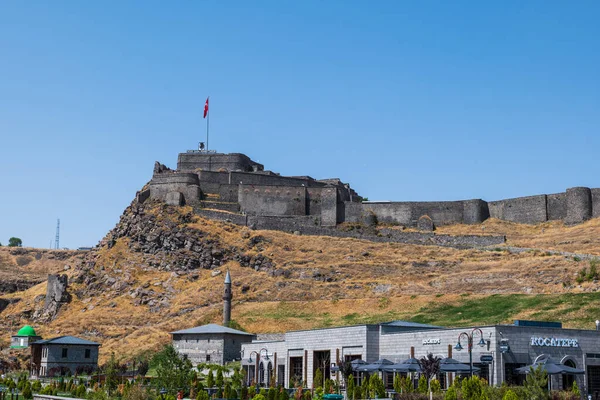 Kars Şatosu ve Türkiye 'nin Kars şehir merkezindeki turistler için anıt.
