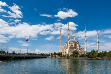 Sabancı Merkez Camii (İngilizce: Sabancı Merkez Camii) Adana, Türkiye 'deki iç mimari ve dekorasyonlar. Cami, Türkiye 'nin en büyük ikinci camii ve Adana kentinin simgesidir.