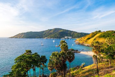 Phuket, Tayland 'daki Nai Han Sahili okyanus manzaralı. Nai Han Sahili, Tayland 'ın Phuket Adası' nda sakin bir sahil beldesi..