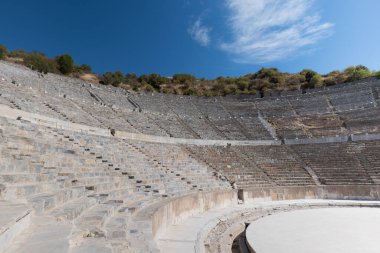 İzmir 'in Selcuk ilçesindeki Efes Efes Tiyatrosu. Amfitiyatro, gladyatör savaşları ve drama açısından antik dünyanın en büyük tiyatrosudur. Efes popüler bir turizm merkezidir..
