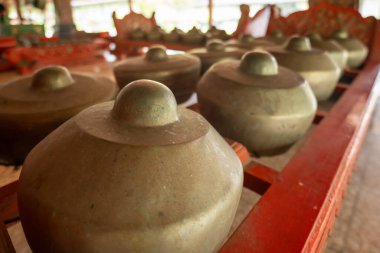 Gamelan. Endonezya müzik aleti, seçici odaklı yakın plan. Müzikoloji, etnomüzikoloji konsepti imajı