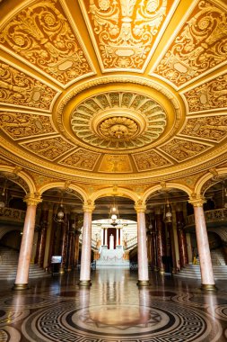 Bükreş, Romanya - 08.10.2024: Romanya Ulusal Opera binası ve Bükreş 'teki içişleri. Romanya Ulusal Operası, Bükreş en eski ulusal opera..