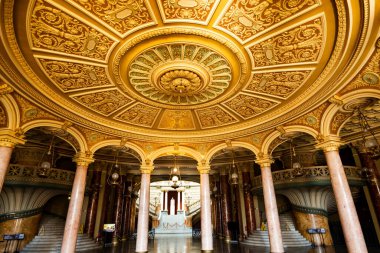 Bükreş, Romanya - 08.10.2024: Romanya Ulusal Opera binası ve Bükreş 'teki içişleri. Romanya Ulusal Operası, Bükreş en eski ulusal opera..