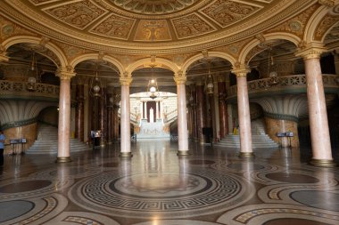 Bükreş, Romanya - 08.10.2024: Romanya Ulusal Opera binası ve Bükreş 'teki içişleri. Romanya Ulusal Operası, Bükreş en eski ulusal opera..