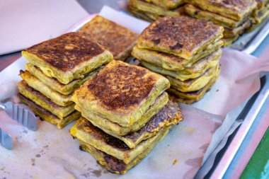 Martabak telor, Malezya 'da sokak yemekhanesinde. Martabak, Malezya ve Endonezya 'da popüler bir sokak yemeğidir..