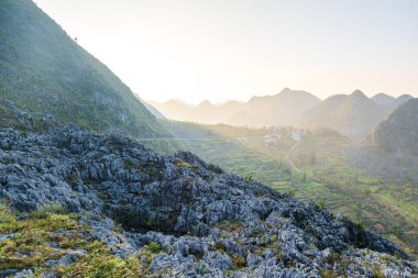 Ha Giang Kuzey Vietnam 'da günbatımı manzarası. Popüler Ha Giang Döngüsü Vietnam 'da tur güzergahı