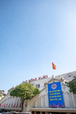 Ha Noi, Vietnam - 11.20.2023: Hanoi, Vietnam 'da Dong Xuan pazarı, Vietnam' da 1890 'da inşa edilen ünlü bir pazar ve turistler için dönüm noktası..