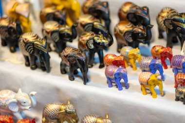 Fil heykelleri, renkli seramik fil hatırası Tayland 'da markette, Chiang Mai.